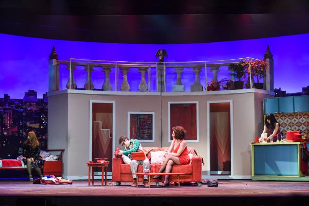 Boa parte da ação se passa no apartamento de Pepa (Marisa Orth) Boa parte da ação se passa no apartamento de Pepa (Marisa Orth)
