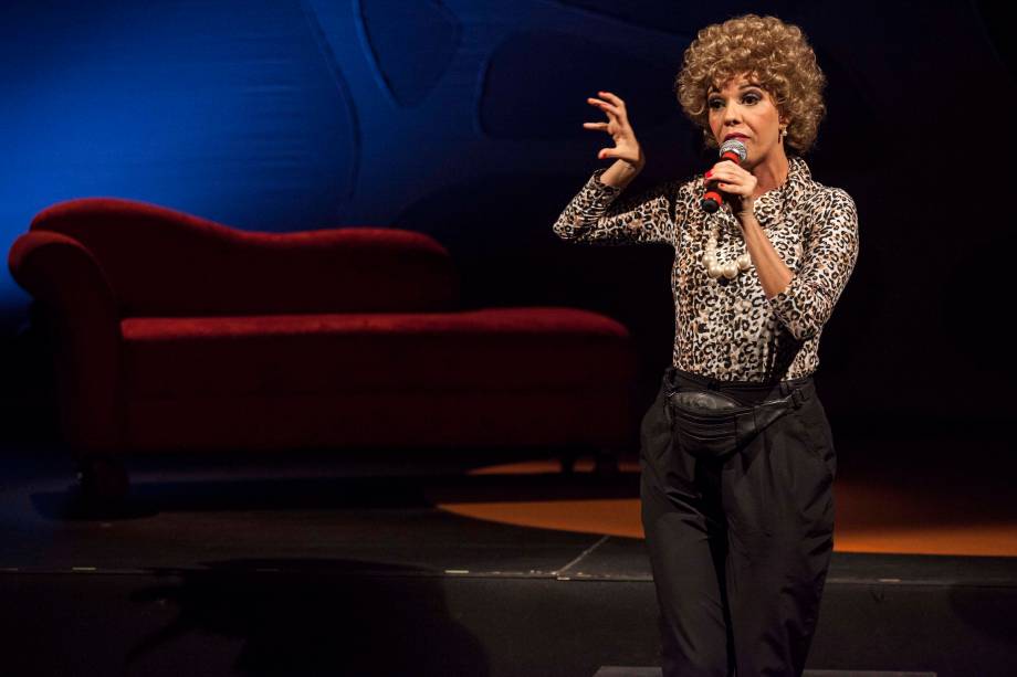 Flávia Reis em Neurótica: atriz interpreta onze mulheres na comédia