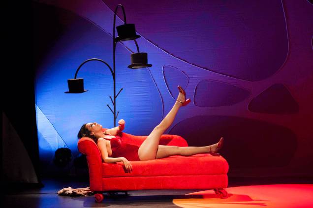Flávia Reis em Neurótica: atriz interpreta onze mulheres na comédia Flávia Reis em Neurótica: atriz interpreta onze mulheres na comédia