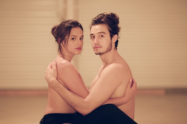 Entenda por que Tiago Iorc gravou clipe sensual com Bruna Marquezine, e não com a namorada