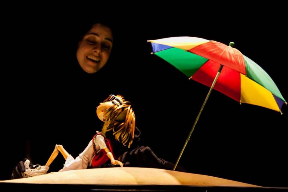 O Som das Cores: a montagem mostra a trajetória da menina Lúcia, que tem de enfrentar medos e inimigos após perder a visão