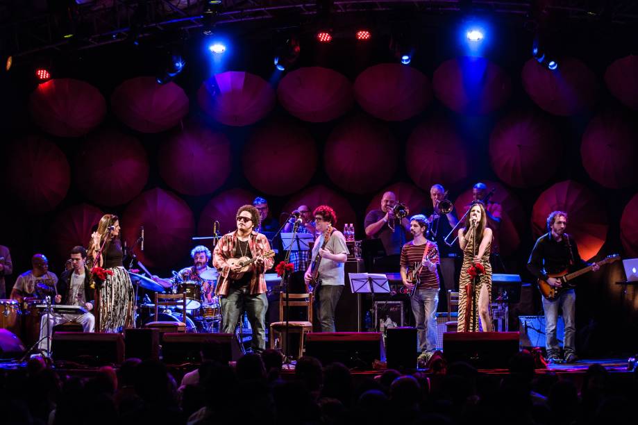 A Orquestra Imperial comanda animado baile à fantasia