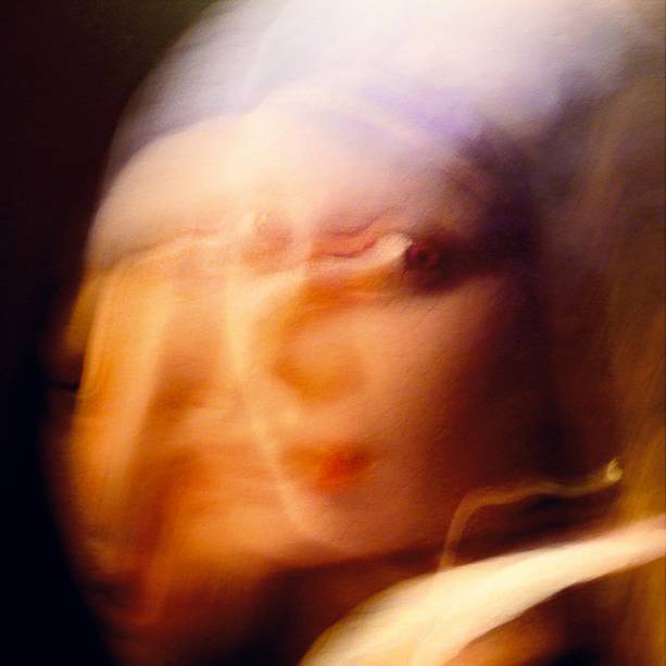 Arthur Omar manipula a imagem da Menina com o Brinco de Pérola, de Vermeer, na exposição em cartaz no oi Futuro do Flamengo