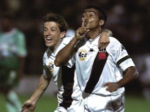 Juninho vibra, Romário provoca e o Vasco comemora a virada e a taça