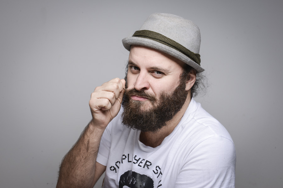 Paulinho Serra: stand-up inclui comentários sobre a vida do comediante