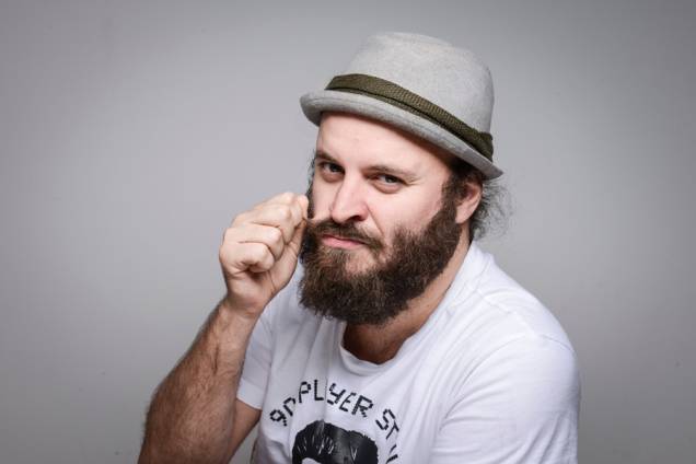 Paulinho Serra: stand-up inclui comentários sobre a vida do comediante Paulinho Serra: stand-up inclui comentários sobre a vida do comediante