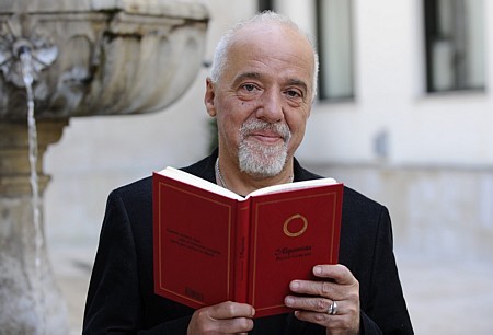 Paulo Coelho fará cobertura da festa de São José, na Espanha, através de  seu perfil no Instagram. Escritor grava vídeo (até em inglês) convidando  seus seguidores | VEJA RIO