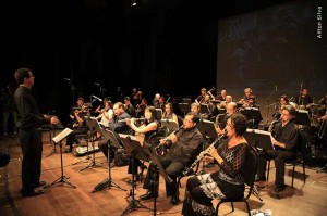 A orquestra comandada por Pedro Aragão: em foto de Ailton Silva