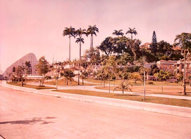 Praça e colina da Glória, também chamada de Russel: primeiras imagens em cores do Rio