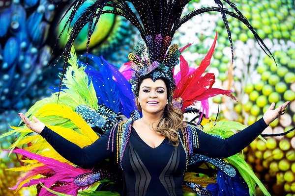 Preta Gil com adereços de Carnaval