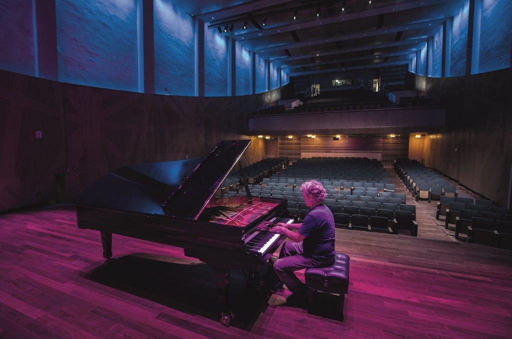 O afinador George Boyd ajusta o piano Steinway para a reinauguração: em 2014, a Sala reabriu após X anos de obras