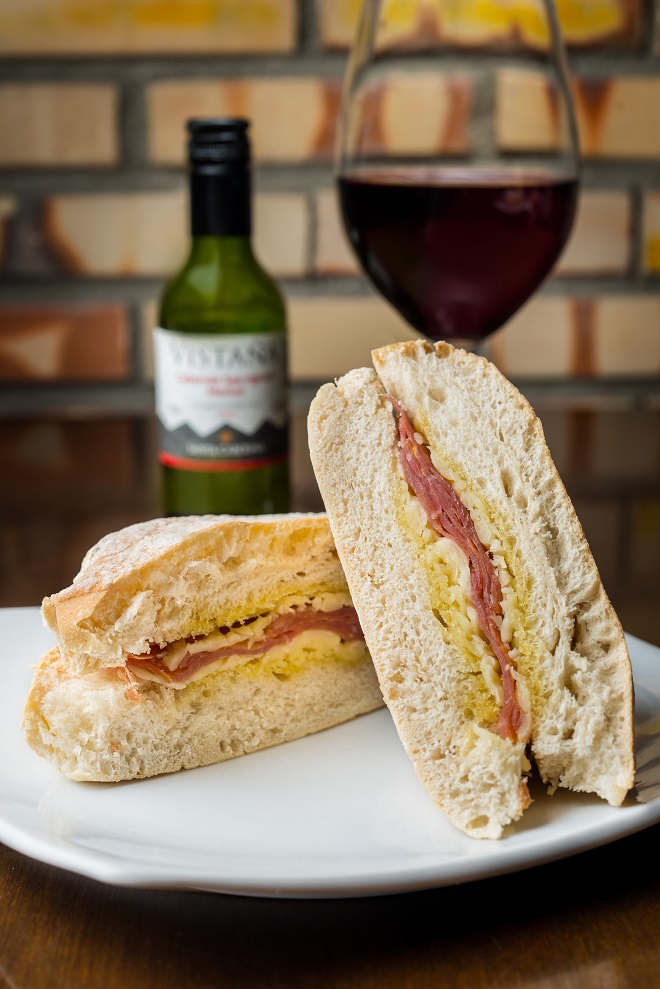sandu%c3%adche-da-confraria-sanduiche-de-piemonte-grana-padano-2-baixa