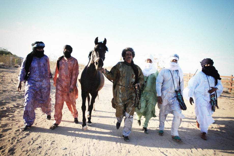 Vozes e acordes do deserto: sons africanos e blues na Fundição Progresso