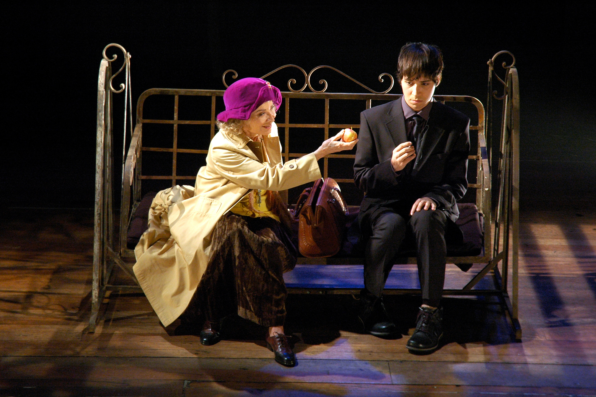 teatro-ranking-nova-foto-pag-58-banco-gloria-com-maca-marco-antonio-gamboa.jpeg