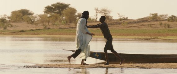 Timbuktu: uma mulher é acuada pela polícia, o registro tem uma pegada documental