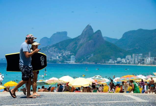 Para fugir do calorão, cariocas e turistas aproveitam a última segunda-feira do ano nas praias da Zona Sul