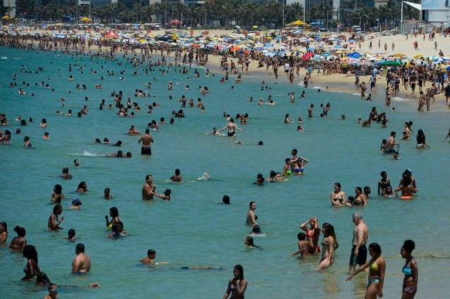 Rio de Janeiro - Em dia de alta temperatura, cariocas e turistas enchem praias da zona sul da cidade. (Tomaz Silva/Agência Brasil)