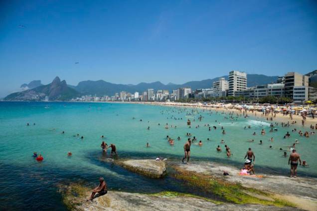 Rio de Janeiro - Em dia de alta temperatura, cariocas e turistas enchem praias da zona sul da cidade. (Tomaz Silva/Agência Brasil)