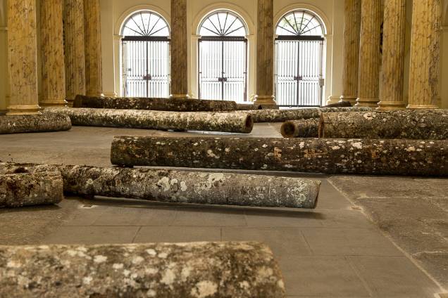 Tombo, de Rodrigo Braga: instalação com troncos de pal­mei­ras-im­pe­riais que se espalham pelo salão central da Casa França-Brasil
