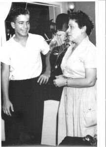 Um jovem Nelson Freire e dona Lucia em 1957