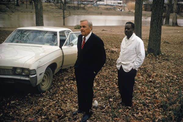 William Eggleston: Sumner, Mississippi, com o riacho Cassidy ao fundo, 1971 William Eggleston: Sumner, Mississippi, com o riacho Cassidy ao fundo, 1971