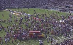 Caos instalado no gramado de São Januário após a queda do alambrado