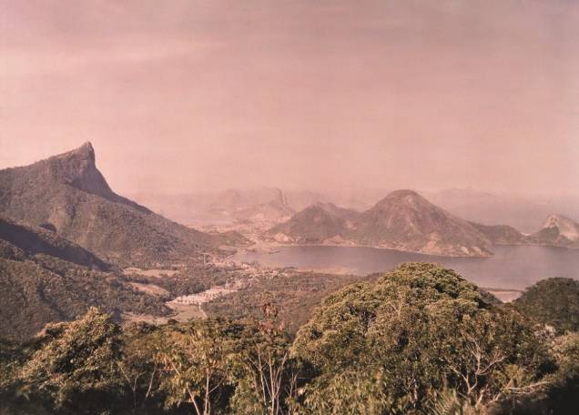 Vista da Lagoa Rodrigo de Freitas a partir da estrada do Sumaré: primeiras imagens em cores do Rio