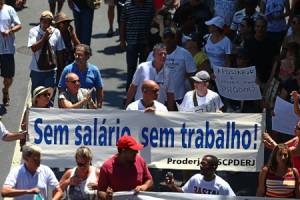 Servidores do Estado do Rio de Janeiro participam de protesto contra o atraso no pagamento de salários e pensões para o funcionalismo público