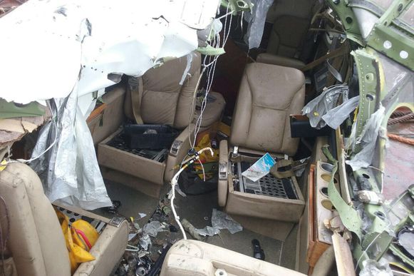 Paraty (RJ) - Destroços da aeronave que caiu na última quinta-feira (19) são retirados da água e entregues à Aeronáutica (Allan Meirelles/TV Brasil)