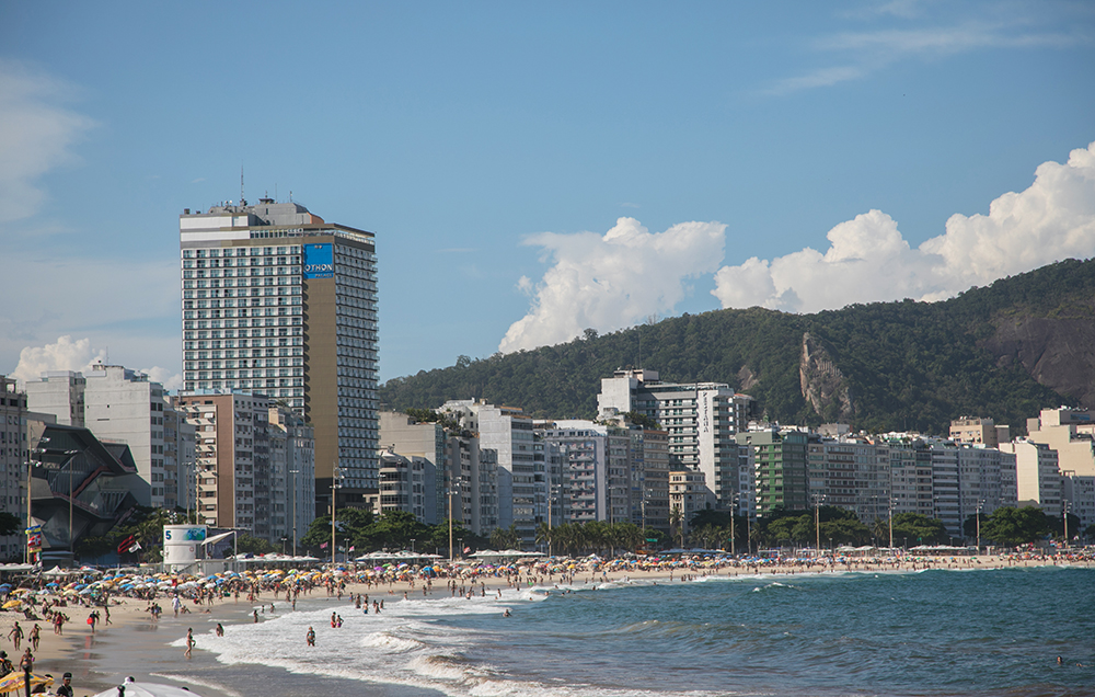A imagem mostra a orla de Copacabana e seus prédios ao fundo