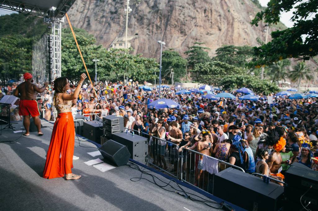 Bloco Brasil faz Carnaval ecológico no Leme