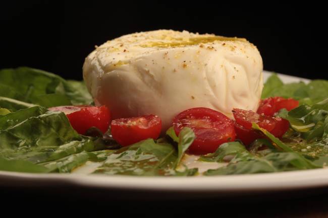 Burrata com rúcula e tomate cereja