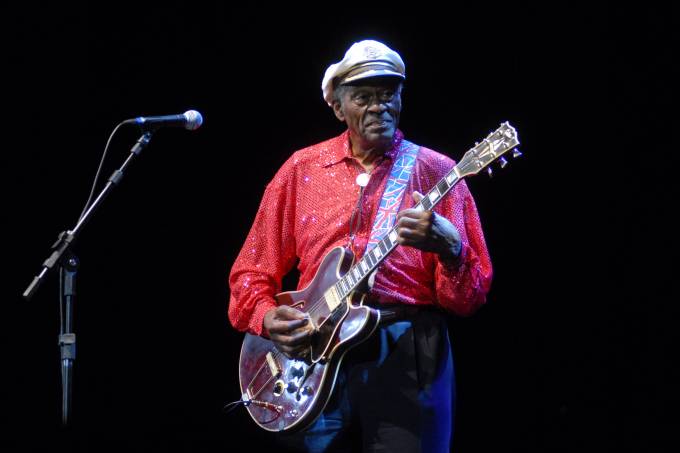 Chuck Berry tocando a sua guitarra Gibson ES-335, em show no Vivo Rio.