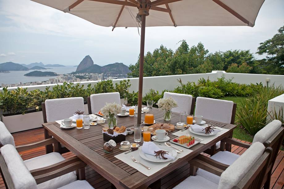 O café da manhã pode ser servido no jardim, que tem vista espetacular