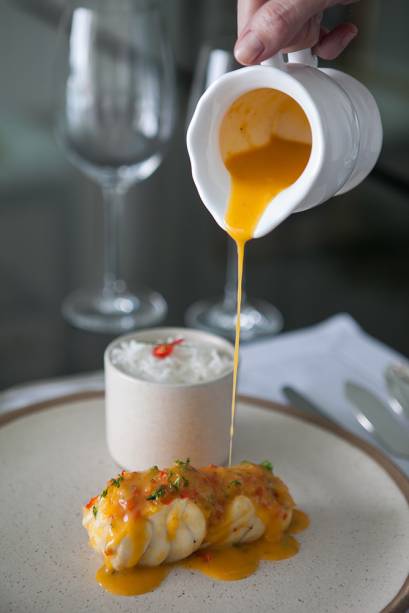 Peixe regado por molho de moqueca: opção de prato principal
