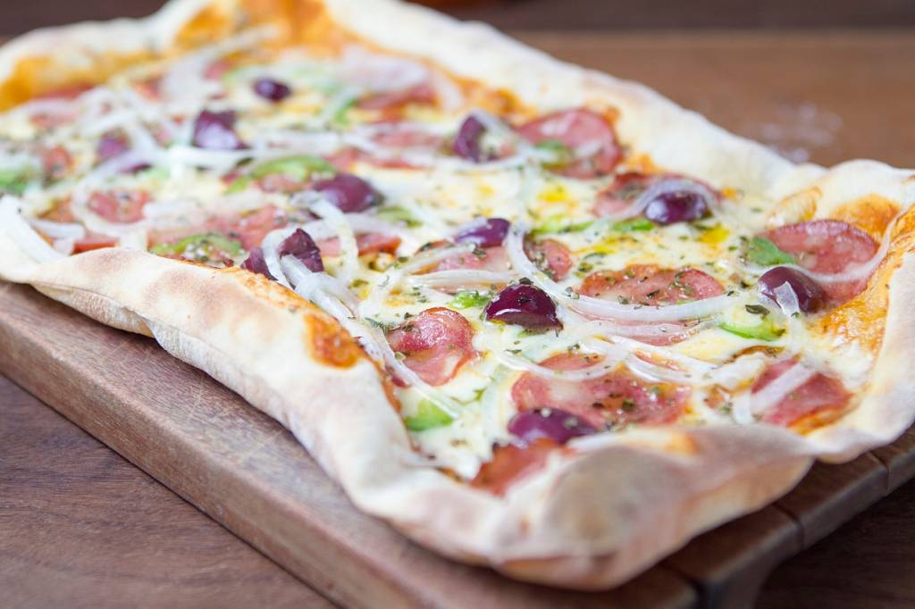 No francês CT Brasserie, quem diria, serve pizza de massa fininha em sabores como calabresa