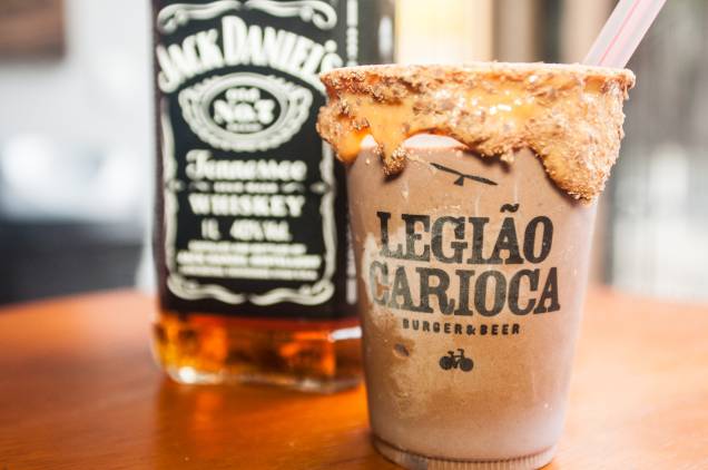 Alternativa às geladas, o jack balanço é um milk-shake de chocolate belga com uísque Jack Daniel's, coberto por doce de leite e raspas de chocolate (R$ 24,00)
