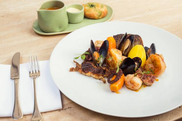 Do mar: prato é uma versão elegante da bouillabaisse