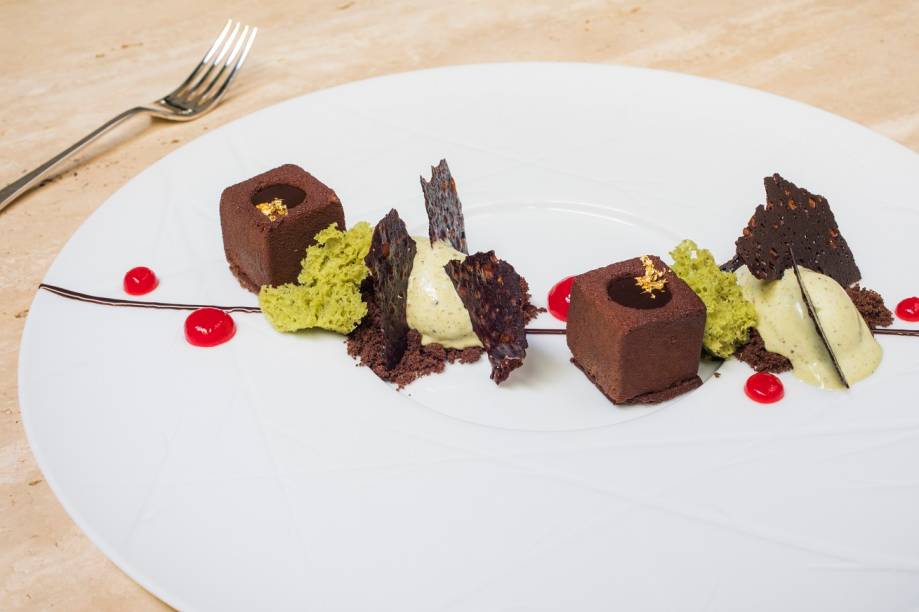 Cubos de chocolate e sorvete de pistache: dica de sobremesa
