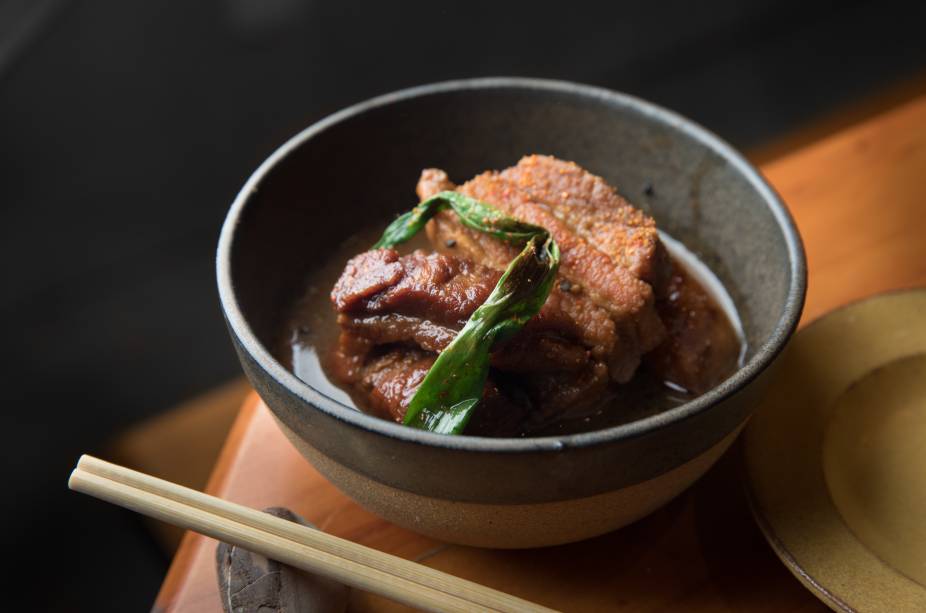 Buta no kakuni: barriga de porco cozida em shoyu adocicado (R$ 26,00)