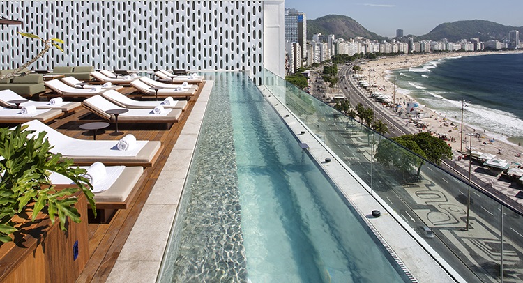 O rooftop: áreas comuns, como a piscina, têm vista espetacular para o mar