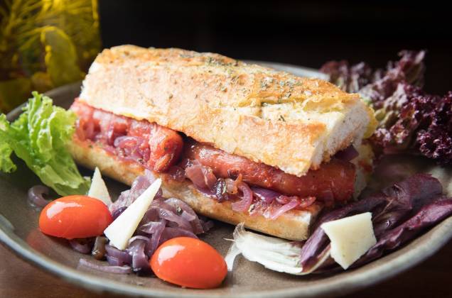 Sugestão do menu de sanduíches, com linguiça, cebola roxa e ketchup artesanal