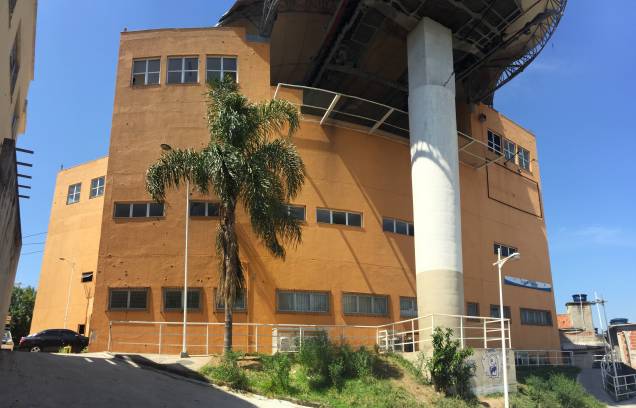 Parede laterald a Estação Itararé, onde funciona a delegacia: marcas de tiro por todo lado e janelas quebradas Parede laterald a Estação Itararé, onde funciona a delegacia: marcas de tiro por todo lado e janelas quebradas