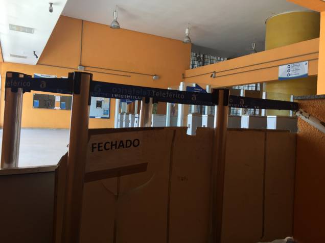 Materiais improvisados fecham o acesso a onde ficam as roletas na Estação Itararé