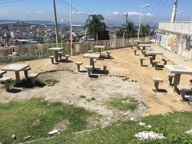 Praça mal conservada com pedras faltando Praça mal conservada com pedras faltando