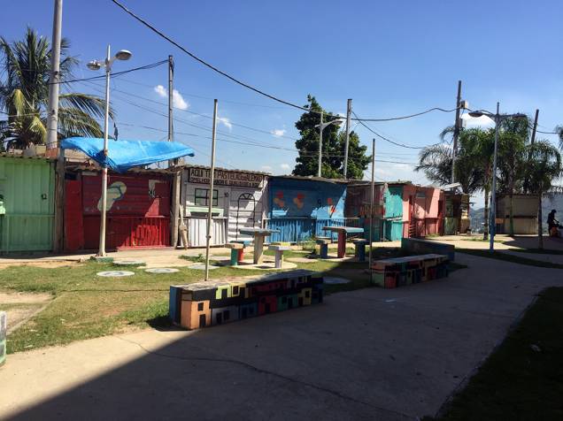 Barracas fechadas após o fim da feirinha de artesanato no entorno da Estação Palmeiras