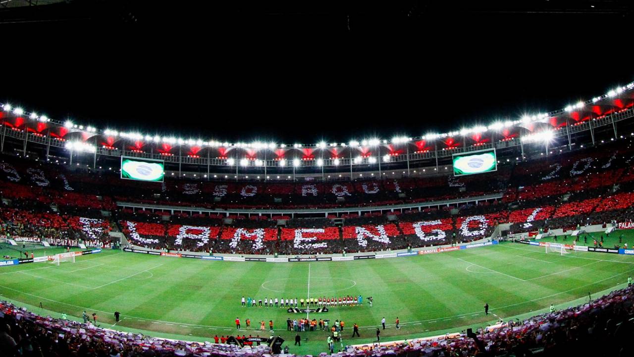 A imagem mostra a arquibancada do Maracanã decorada com um mosaico do Flamengo