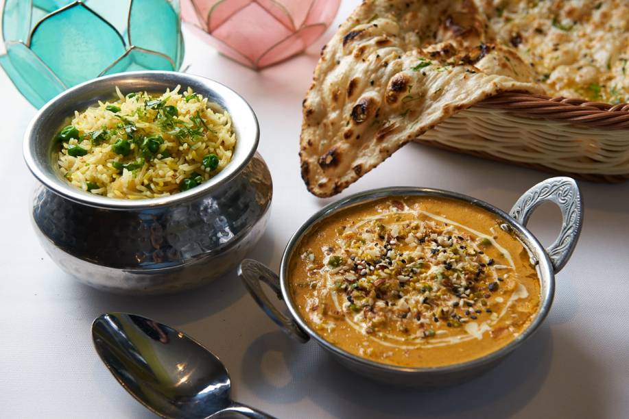 Navratan korma (prato vegetariano), arroz com ervilha e naan