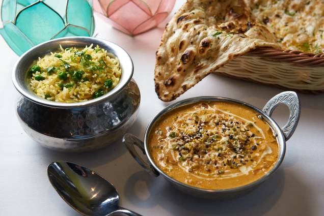 Navratan korma (prato vegetariano), arroz com ervilha e naan Navratan korma (prato vegetariano), arroz com ervilha e naan