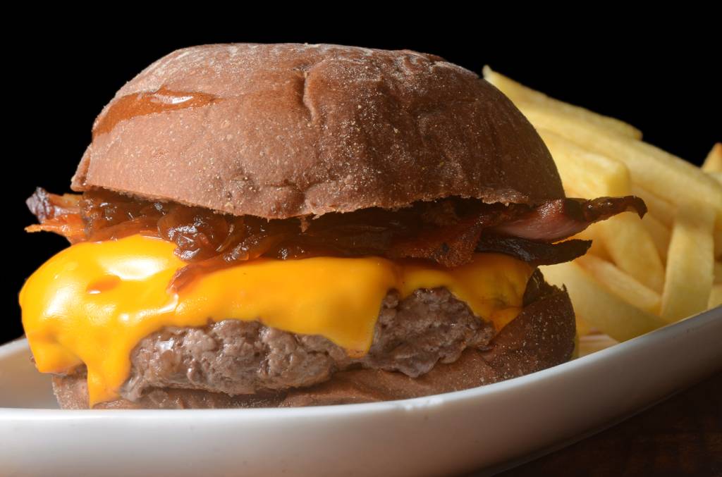 7 – Foto Terra Brasilis 03 _ Crédito Rio ArtCom_ Rib Burger (R$ 30), feito com 100% de costela, servido no pão de batata, com queijo cheddar e maionese Chimichurri, acompanhado de bata